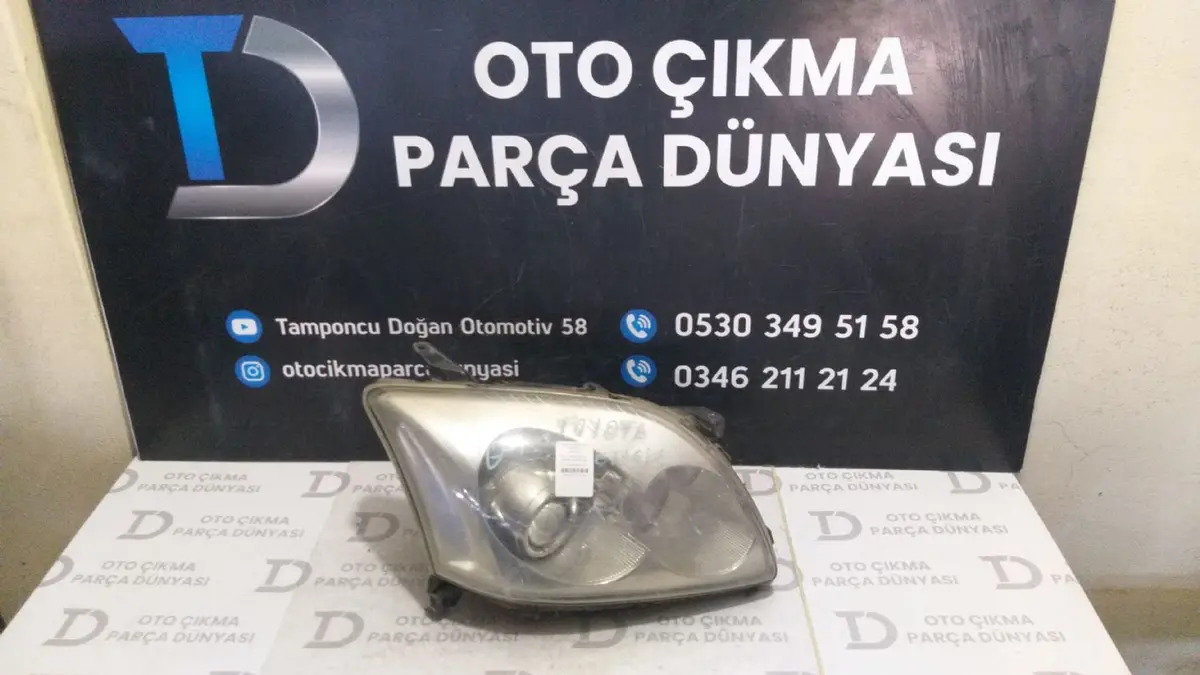 Toyota Avensis Sağ Far 03-08