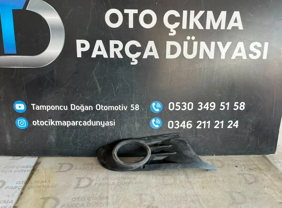 Volkswagen Golf 6 Sağ Sis Farı Çerçevesi