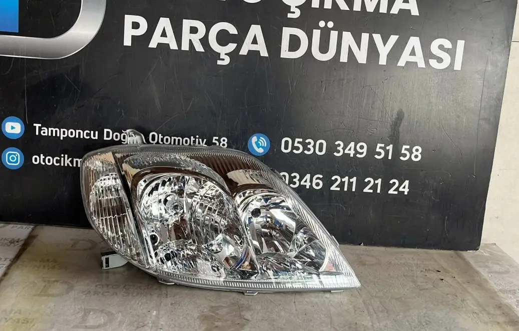 Toyota Corolla Sağ Ön Far Çıkma