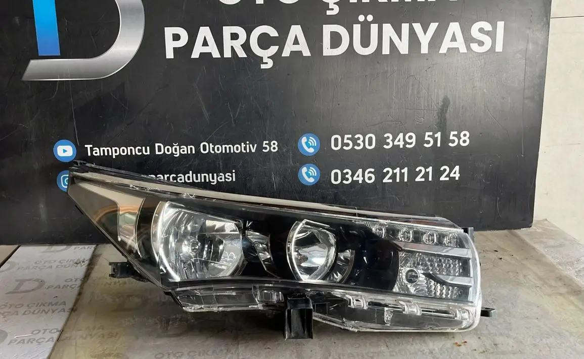 Toyota Corolla Sağ Ön Far Çıkma