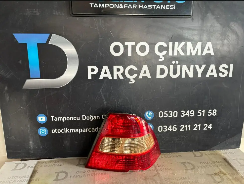 Toyota Corolla Arka Sağ Stop Camı Kırık (02-06)