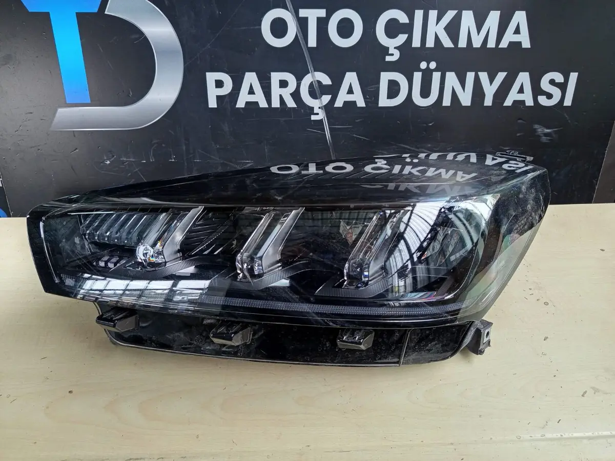 Toyota Yaris Sağ Far (12-14)