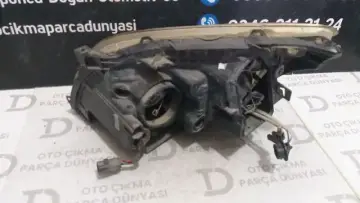 Toyota Avensis Sağ Far 03-08