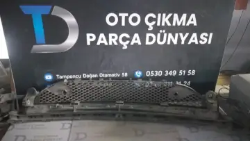 Mercedes C Serisi W205 AMG Ön Tampon Orta Izgara