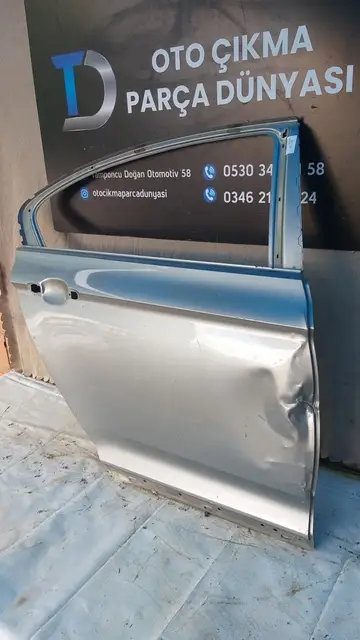 Volkswagen Passat Sağ Arka Kapı 15-20