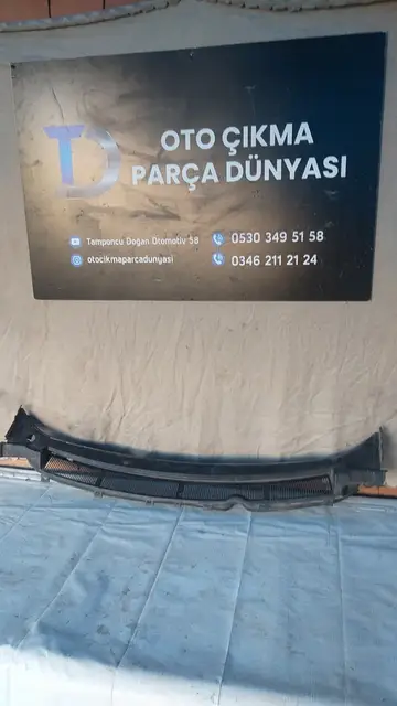 Ford Courier Ön Cam Izgarası 14-23