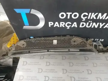 Mercedes C Serisi Ön Tampon Orta Izgarası C200 (Orta Izgara)