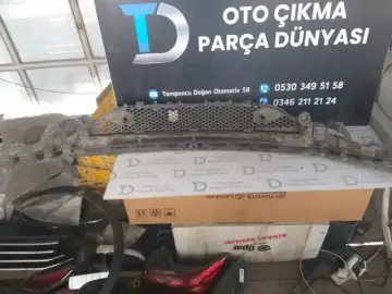 Mercedes C Serisi Ön Tampon Orta Izgarası C200 (Orta Izgara)