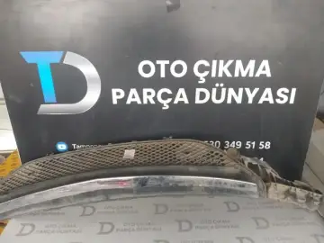 Mercedes C Serisi Ön Tampon Orta Izgarası C200 (Orta Izgara)