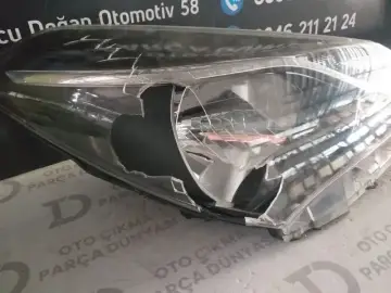 Toyota Yaris Sağ Far