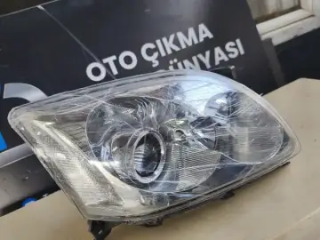 Toyota Avensis Sağ Far
