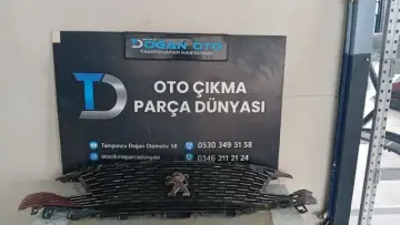 Peugeout 3008 Çıkma Orjinal Ön Panjur (21-24)